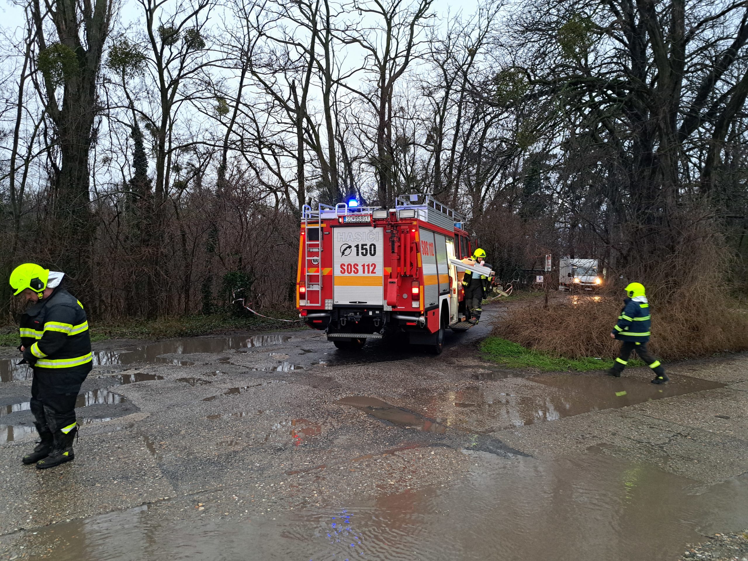 Vyvrátený strom na Hviezdoslavovej a Nádražnej ulici