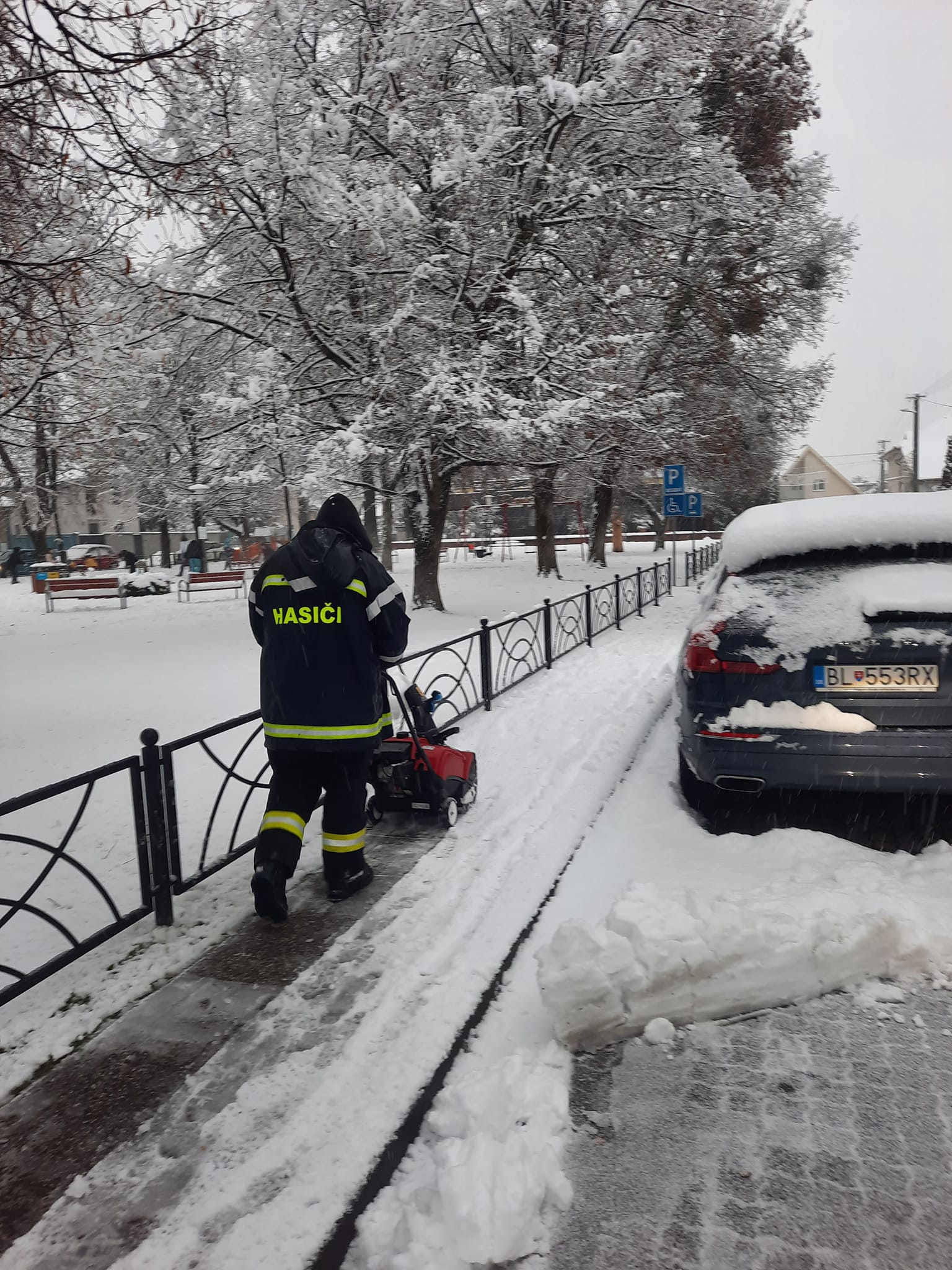 Pomoc pri snehovej kalamite v Ivanke pri Dunaji