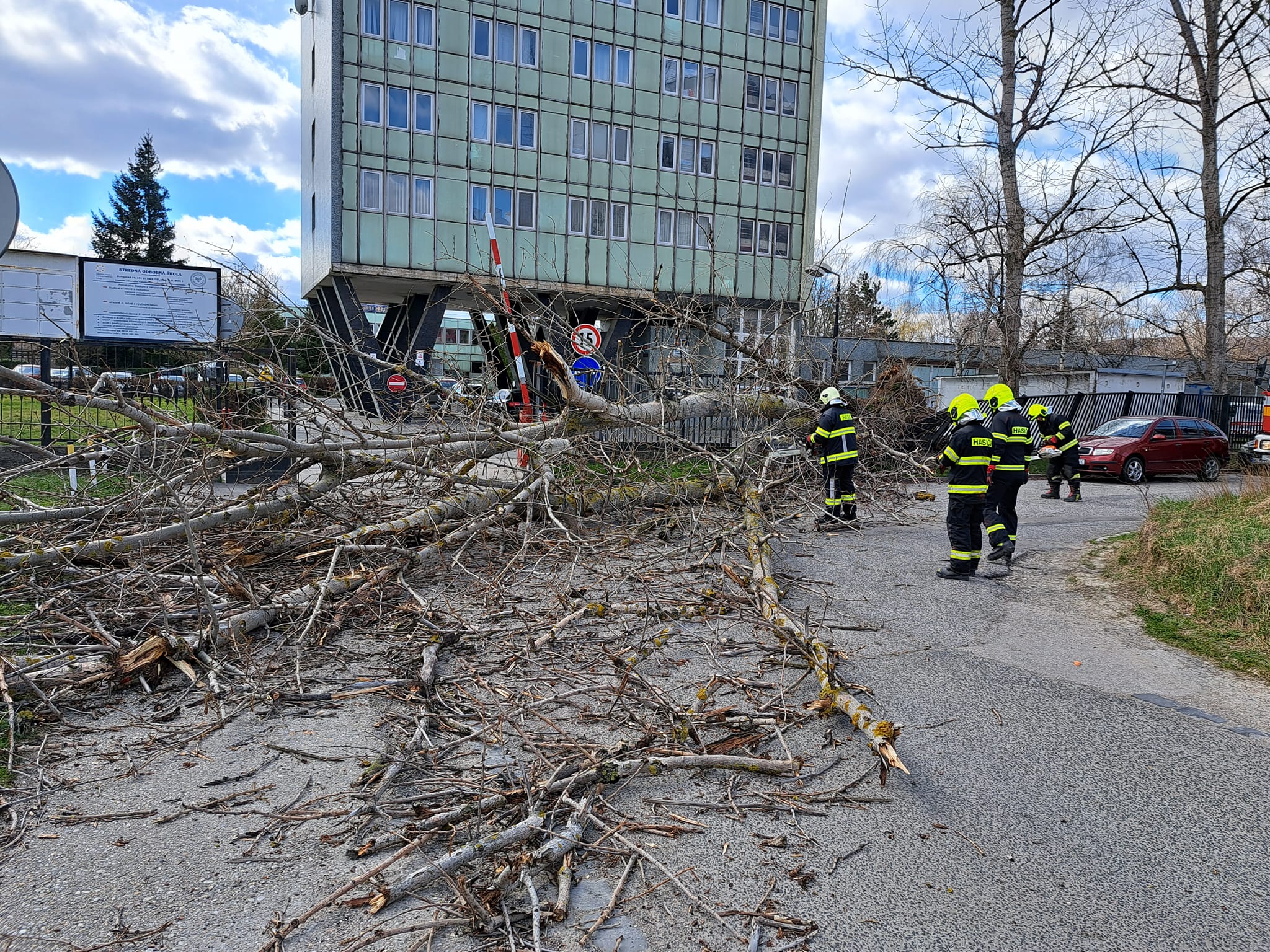 Vyvrátený strom na Rybničnej ulici vo Vajnoroch