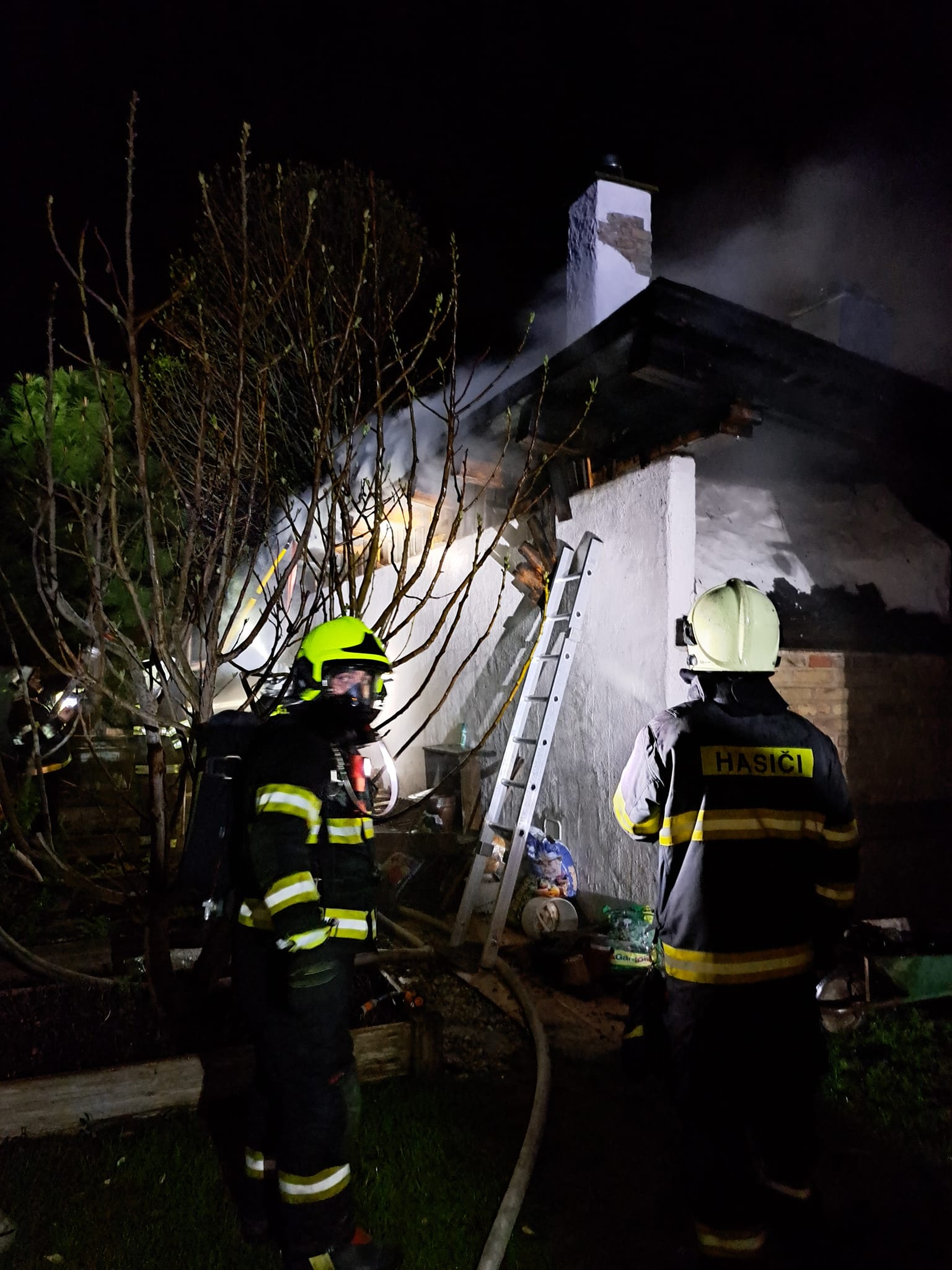 Požiar prístrešku pri rodinnom dome