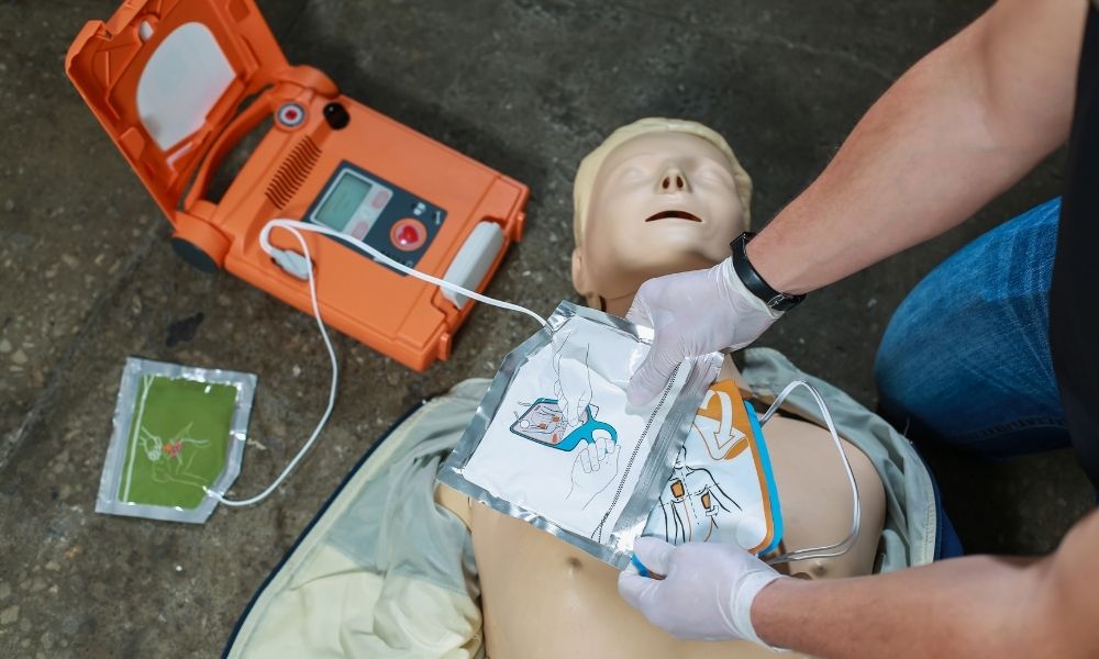 Poskytnutie prvej pomoci s AED