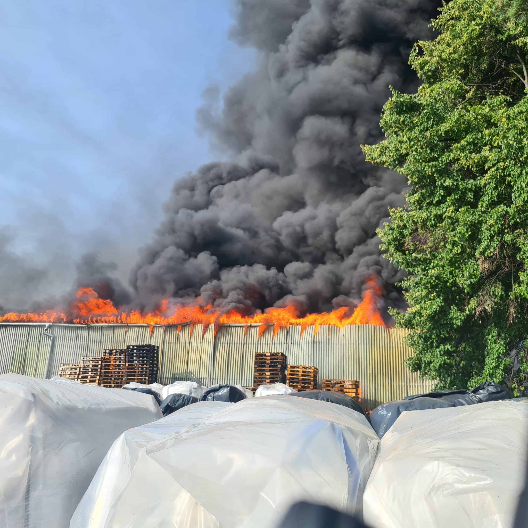 Požiar výrobnej a skladovej haly na plasty v Rovinke