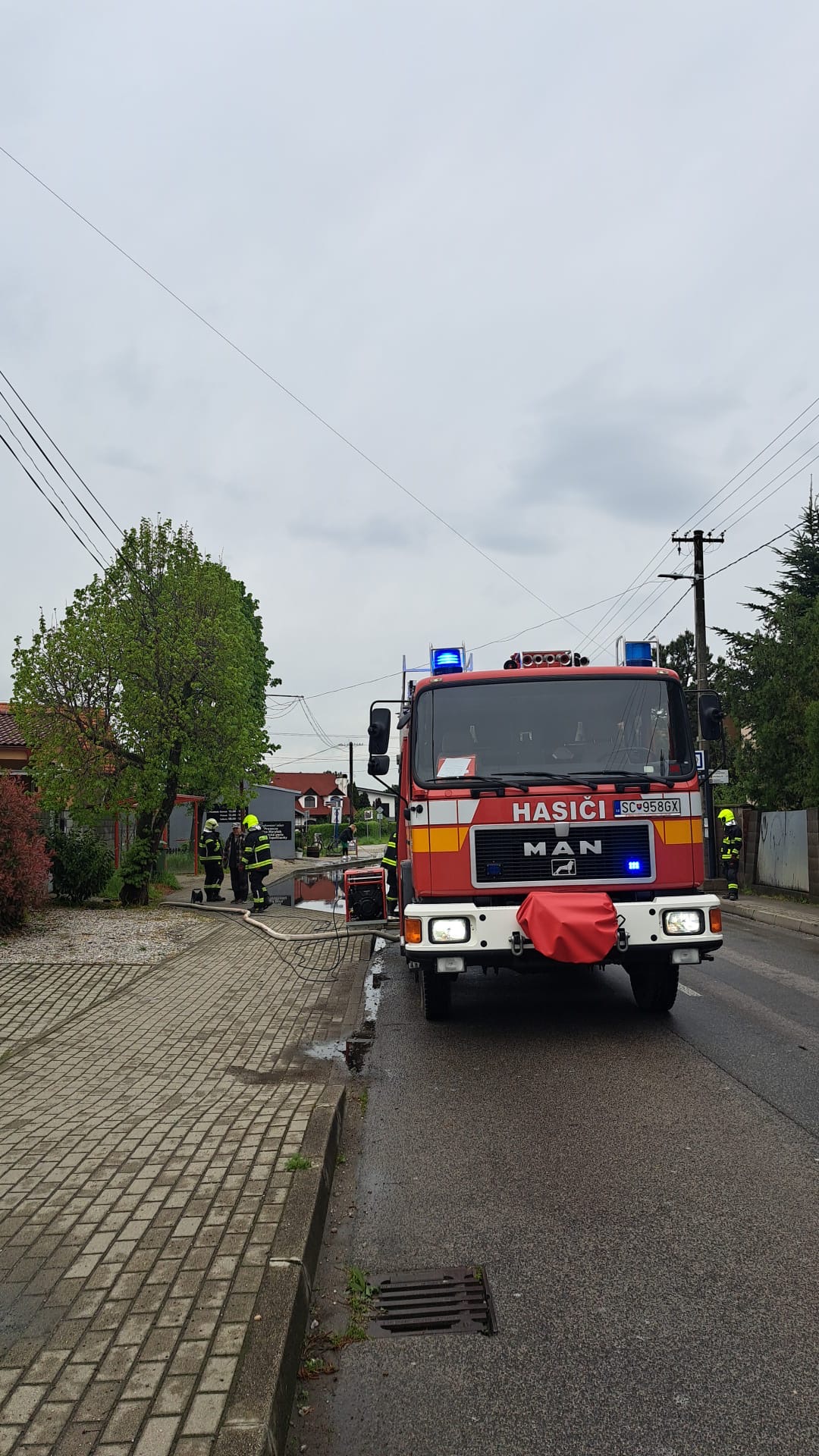 Zatopená komunikácia a  zastávka autobusu