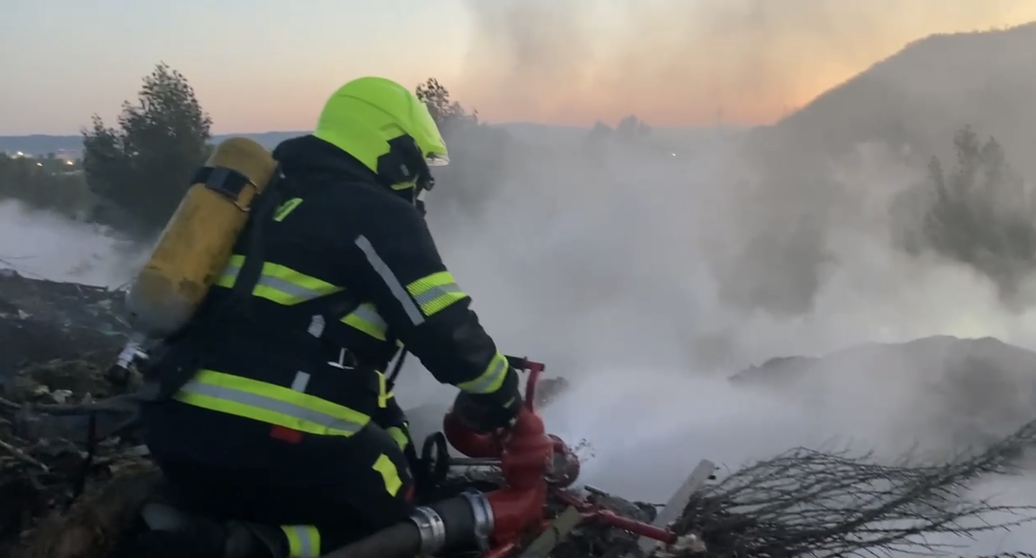 Požiar odpadu v Podunajských Biskupiciach