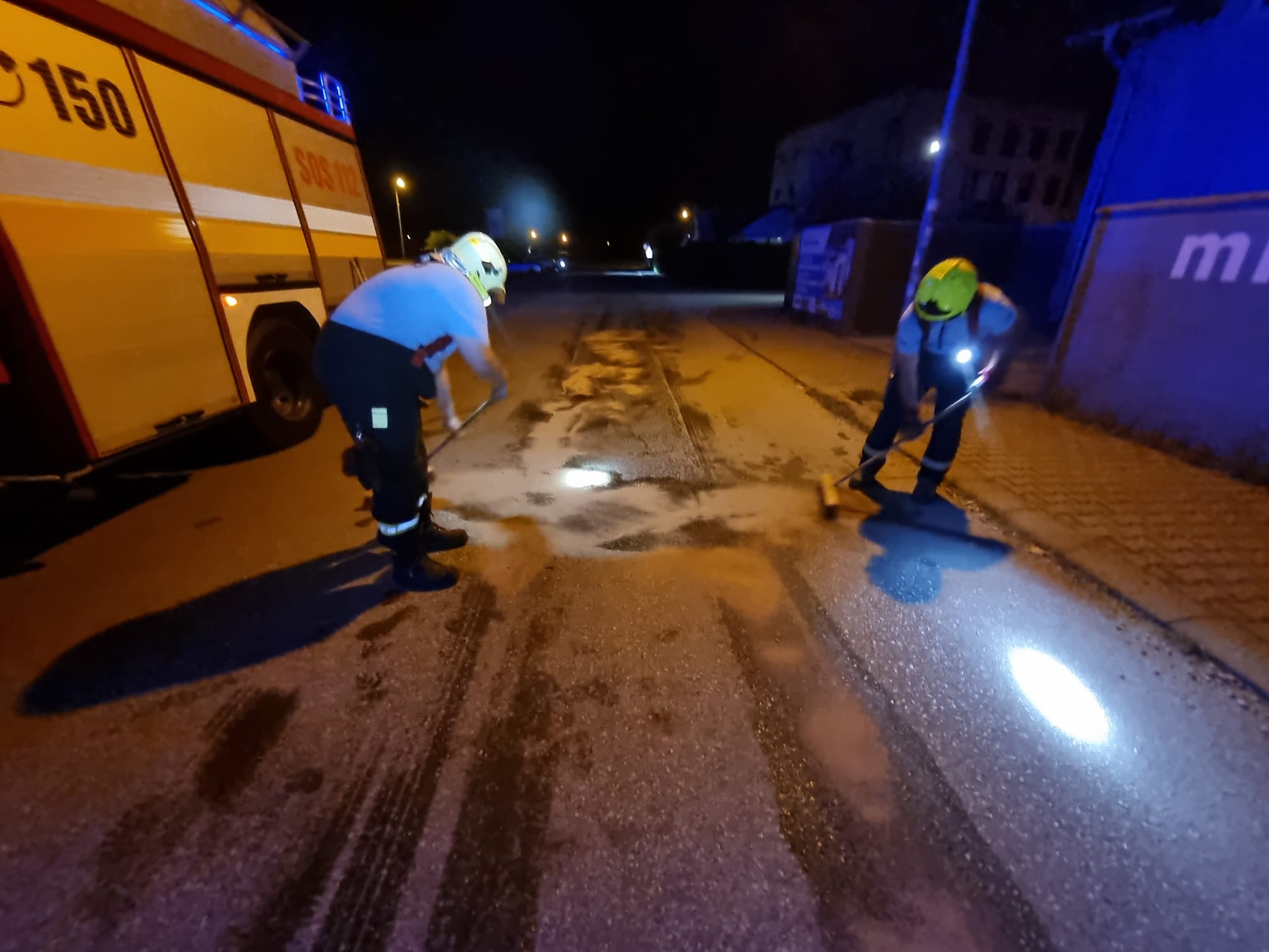 Vytečené prevádzkové kvapaliny z vozidla v Chorvátskom Grobe