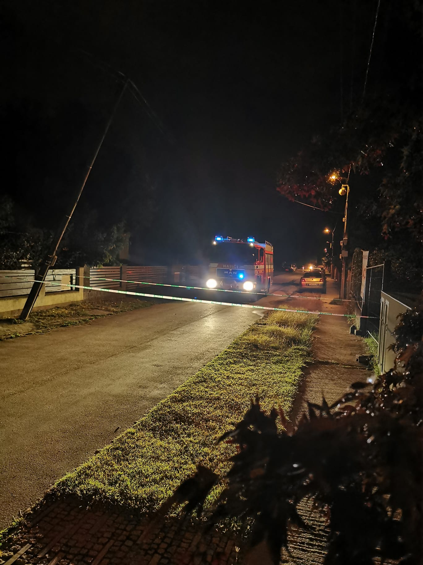 Nalomený stĺp nad cestnou komunikáciou