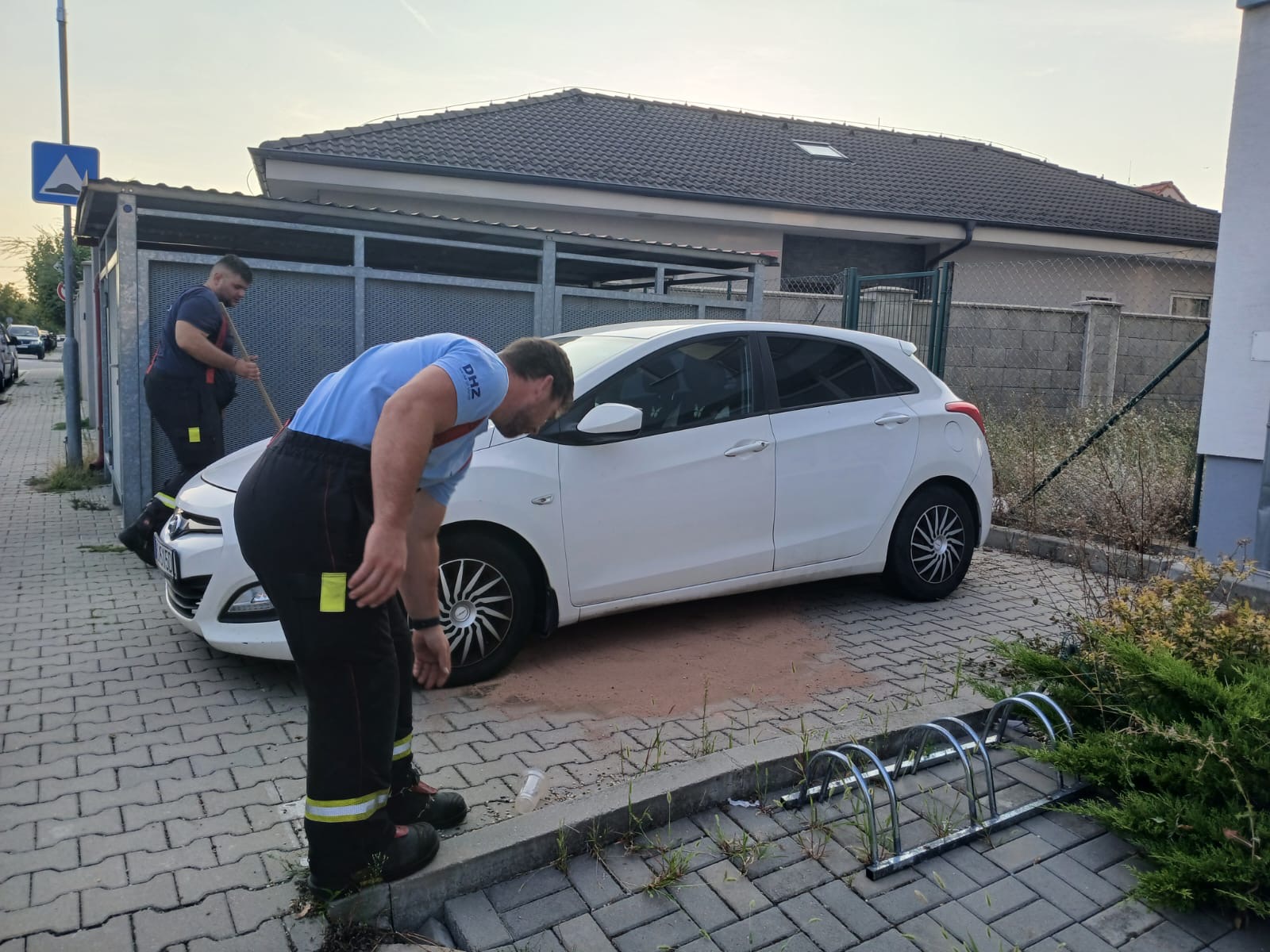 Vytečené prevádzkové kvapaliny z motorového vozidla vo Vajnoroch